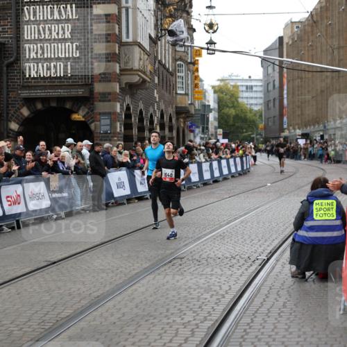 05.10.2025 - 20. swb-Marathon Bremen Yannick Fuchs http://msf.ph/oto/9280655 05.10.2025 12:54:02 Ziel 121, 482, 850 meine-sportfotos.de