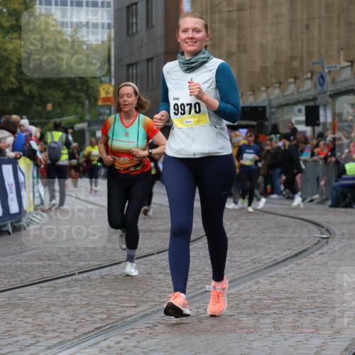 05.10.2025 - 20. swb-Marathon Bremen Strokosch-Dieckow http://msf.ph/oto/9280667 05.10.2025 11:14:33 Ziel 9861, 9970, 10292, 10722, 11072, 11139, 11473 meine-sportfotos.de