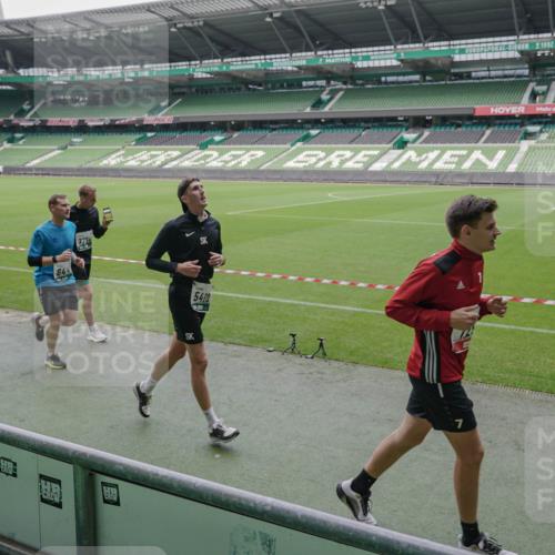 05.10.2025 - 20. swb-Marathon Bremen Michael Burmester http://msf.ph/oto/9280671 05.10.2025 13:03:33 Laufen im Stadion 227, 375, 396, 527, 592, 725, 764, 958, 1067, 1178, 1275, 1331, 1336, 1425, 1469, 1507, 1514, 1568, 1670, 1705, 1836, 2016, 2339, 2357, 2375, 2407, 2567, 2597, 2696, 2791, 2960, 2984, 3019, 3037, 3147, 3313, 4026, 4053, 4087, 4321, 4453, 4462, 4528, 4651, 4767, 4769, 5043, 5162, 5236, 5410, 5431, 5489, 5523, 5527, 5763, 5867, 5966, 6138, 6145, 6215, 6414, 6417, 6447, 6481, 6529, 6584, 6666, 7315, 7316, 7540, 7607, 7653, 8375, 293, 721, 1121, 1733, 2393, 2772, 3424, 3917 meine-sportfotos.de
