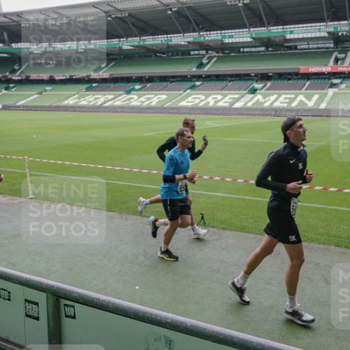 05.10.2025 - 20. swb-Marathon Bremen Michael Burmester http://msf.ph/oto/9280678 05.10.2025 13:03:34 Laufen im Stadion 227, 375, 396, 527, 592, 725, 764, 958, 1067, 1178, 1275, 1331, 1336, 1425, 1469, 1507, 1514, 1568, 1670, 1705, 1836, 2016, 2339, 2357, 2375, 2407, 2567, 2597, 2696, 2791, 2960, 2984, 3019, 3037, 3147, 3313, 4026, 4053, 4087, 4321, 4453, 4462, 4528, 4651, 4767, 4769, 5043, 5162, 5236, 5410, 5431, 5489, 5523, 5527, 5763, 5867, 5966, 6138, 6145, 6215, 6414, 6417, 6447, 6481, 6529, 6584, 6666, 7315, 7316, 7540, 7607, 7653, 8375, 293, 721, 1121, 1733, 2393, 3424, 3917 meine-sportfotos.de