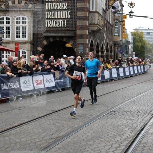 05.10.2025 - 20. swb-Marathon Bremen Yannick Fuchs http://msf.ph/oto/9280681 05.10.2025 12:54:03 Ziel 121, 482, 850, 1640 meine-sportfotos.de