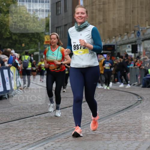 05.10.2025 - 20. swb-Marathon Bremen Strokosch-Dieckow http://msf.ph/oto/9280689 05.10.2025 11:14:33 Ziel 9861, 9970, 10292, 10722, 11072, 11139, 11473 meine-sportfotos.de