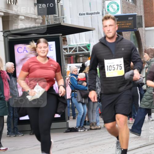 05.10.2025 - 20. swb-Marathon Bremen Strokosch-Dieckow http://msf.ph/oto/9280696 05.10.2025 11:17:44 Ziel 9465, 9477, 10575, 10808, 10949, 11082, 9465, 9477, 10575, 10808, 10949, 11082 meine-sportfotos.de