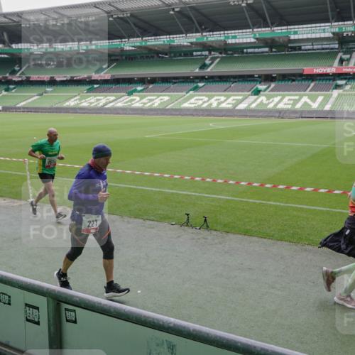 05.10.2025 - 20. swb-Marathon Bremen Michael Burmester http://msf.ph/oto/9280700 05.10.2025 13:03:36 Laufen im Stadion 227, 375, 396, 527, 592, 725, 764, 958, 1067, 1178, 1275, 1331, 1336, 1425, 1469, 1507, 1514, 1568, 1670, 1705, 1836, 1975, 2016, 2339, 2357, 2375, 2407, 2567, 2597, 2696, 2791, 2960, 2984, 3019, 3037, 3147, 3313, 4026, 4053, 4087, 4453, 4462, 4528, 4651, 4767, 4769, 5043, 5162, 5236, 5410, 5431, 5489, 5523, 5527, 5763, 5867, 5966, 6138, 6145, 6215, 6414, 6417, 6447, 6481, 6529, 6584, 6635, 6666, 7315, 7316, 7540, 7607, 7653, 8375, 293, 721, 1121, 1733, 2393, 3424 meine-sportfotos.de
