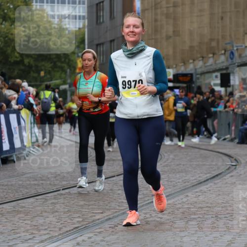 05.10.2025 - 20. swb-Marathon Bremen Strokosch-Dieckow http://msf.ph/oto/9280717 05.10.2025 11:14:33 Ziel 9861, 9970, 10292, 10722, 11072, 11139, 11473 meine-sportfotos.de