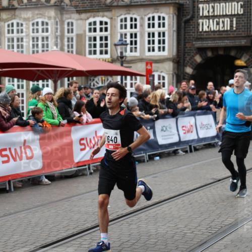 05.10.2025 - 20. swb-Marathon Bremen Yannick Fuchs http://msf.ph/oto/9280723 05.10.2025 12:54:04 Ziel 121, 482, 850, 870, 1640 meine-sportfotos.de