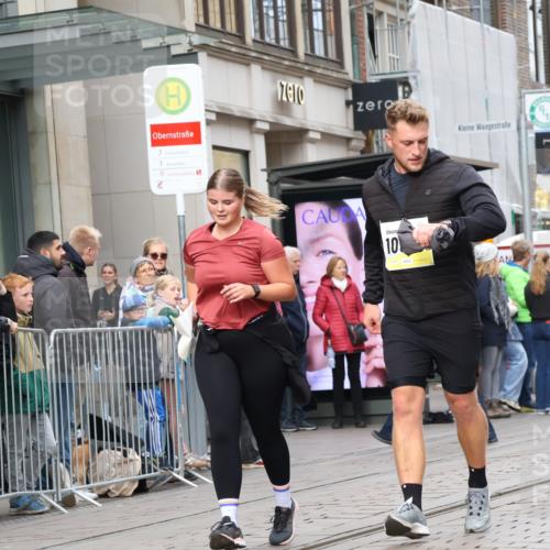 05.10.2025 - 20. swb-Marathon Bremen Strokosch-Dieckow http://msf.ph/oto/9280729 05.10.2025 11:17:45 Ziel 9465, 9477, 10575, 10808, 10949, 11082, 9465, 9477, 10575, 10808, 10949, 11082 meine-sportfotos.de