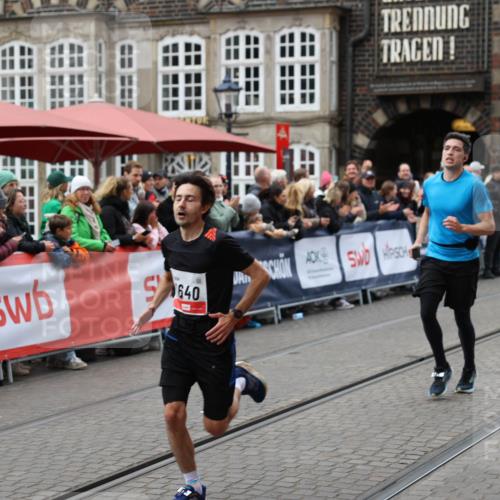 05.10.2025 - 20. swb-Marathon Bremen Yannick Fuchs http://msf.ph/oto/9280734 05.10.2025 12:54:04 Ziel 121, 482, 850, 870, 1640 meine-sportfotos.de