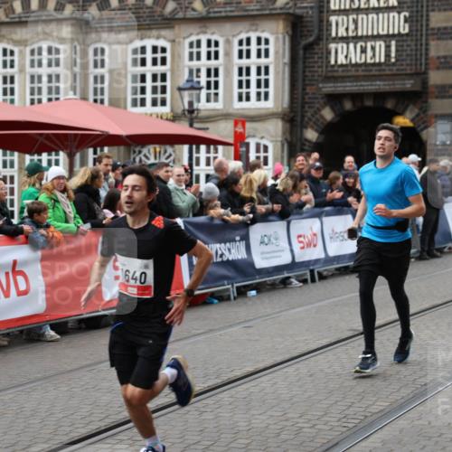 05.10.2025 - 20. swb-Marathon Bremen Yannick Fuchs http://msf.ph/oto/9280744 05.10.2025 12:54:04 Ziel 121, 482, 850, 870, 1640 meine-sportfotos.de