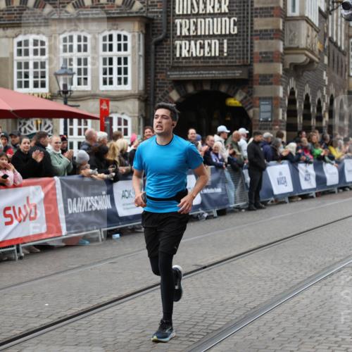 05.10.2025 - 20. swb-Marathon Bremen Yannick Fuchs http://msf.ph/oto/9280751 05.10.2025 12:54:05 Ziel 121, 482, 850, 870, 1640 meine-sportfotos.de