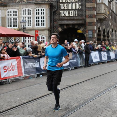 05.10.2025 - 20. swb-Marathon Bremen Yannick Fuchs http://msf.ph/oto/9280758 05.10.2025 12:54:05 Ziel 121, 482, 850, 870, 1640 meine-sportfotos.de