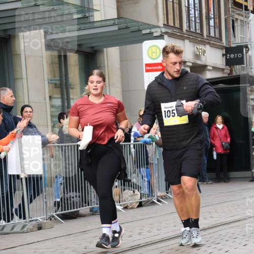 05.10.2025 - 20. swb-Marathon Bremen Strokosch-Dieckow http://msf.ph/oto/9280763 05.10.2025 11:17:46 Ziel 9348, 9465, 9477, 10575, 10808, 10949, 10994, 11082, 9348, 9465, 9477, 10575, 10808, 10949, 10994, 11082 meine-sportfotos.de