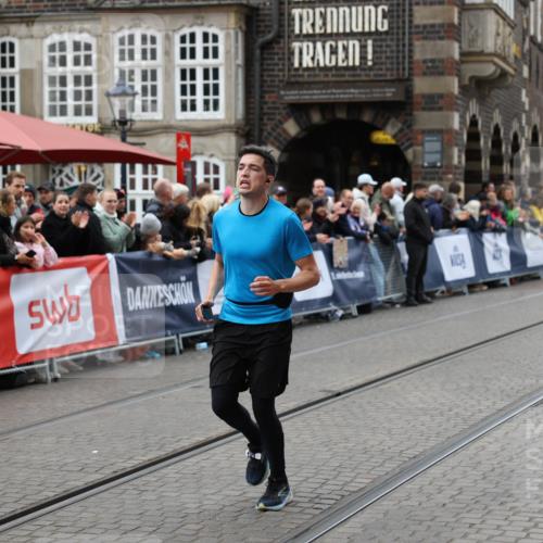 05.10.2025 - 20. swb-Marathon Bremen Yannick Fuchs http://msf.ph/oto/9280765 05.10.2025 12:54:05 Ziel 121, 482, 850, 870, 1640 meine-sportfotos.de