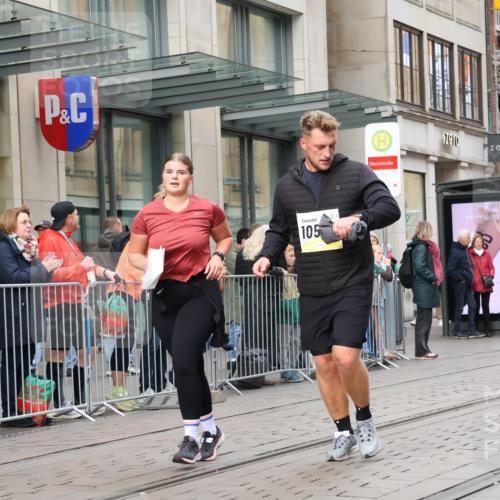 05.10.2025 - 20. swb-Marathon Bremen Strokosch-Dieckow http://msf.ph/oto/9280788 05.10.2025 11:17:47 Ziel 9348, 9465, 9477, 10198, 10575, 10808, 10949, 10994, 11082, 9348, 9465, 9477, 10198, 10575, 10808, 10949, 10994, 11082 meine-sportfotos.de
