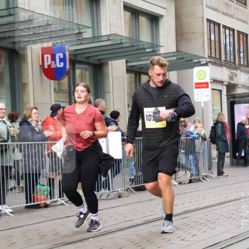 05.10.2025 - 20. swb-Marathon Bremen Strokosch-Dieckow http://msf.ph/oto/9280800 05.10.2025 11:17:47 Ziel 9348, 9465, 9477, 10198, 10575, 10808, 10949, 10994, 11082, 9348, 9465, 9477, 10198, 10575, 10808, 10949, 10994, 11082 meine-sportfotos.de
