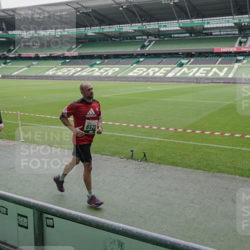 05.10.2025 - 20. swb-Marathon Bremen Michael Burmester http://msf.ph/oto/9280801 05.10.2025 13:03:48 Laufen im Stadion 227, 360, 375, 396, 414, 527, 592, 725, 898, 958, 1019, 1067, 1084, 1178, 1275, 1331, 1336, 1413, 1425, 1468, 1469, 1507, 1514, 1695, 1705, 1975, 2016, 2339, 2375, 2407, 2567, 2597, 2696, 2791, 2960, 3037, 3072, 3313, 3485, 4005, 4053, 4087, 4335, 4453, 4462, 4524, 4528, 4637, 4638, 4651, 4767, 4769, 4793, 5043, 5137, 5162, 5212, 5236, 5343, 5410, 5431, 5489, 5523, 5527, 5763, 5867, 5966, 6011, 6138, 6145, 6414, 6417, 6447, 6529, 6584, 6635, 7315, 7316, 7540, 7607, 7653, 293 meine-sportfotos.de
