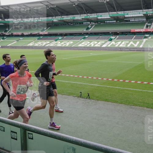 05.10.2025 - 20. swb-Marathon Bremen Michael Burmester http://msf.ph/oto/9280832 05.10.2025 13:03:51 Laufen im Stadion 227, 360, 375, 396, 414, 527, 592, 725, 898, 958, 1019, 1067, 1084, 1178, 1275, 1331, 1336, 1413, 1425, 1468, 1469, 1507, 1514, 1695, 1705, 1975, 2016, 2339, 2375, 2407, 2567, 2597, 2696, 2791, 2960, 3037, 3072, 3313, 3485, 4005, 4053, 4087, 4335, 4453, 4462, 4524, 4528, 4637, 4638, 4651, 4767, 4769, 4793, 5043, 5137, 5162, 5212, 5236, 5343, 5410, 5431, 5489, 5523, 5527, 5763, 5867, 5966, 5969, 6011, 6138, 6145, 6287, 6414, 6447, 6529, 6584, 6635, 7315, 7316, 7540, 7607, 7653 meine-sportfotos.de