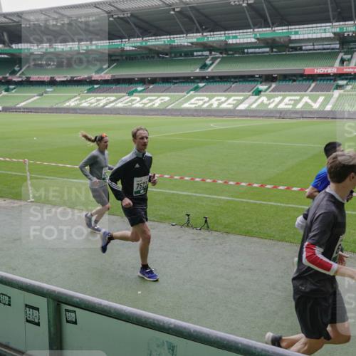 05.10.2025 - 20. swb-Marathon Bremen Michael Burmester http://msf.ph/oto/9280865 05.10.2025 13:03:52 Laufen im Stadion 227, 360, 375, 396, 414, 527, 592, 725, 898, 958, 1019, 1067, 1084, 1178, 1275, 1331, 1336, 1413, 1425, 1468, 1469, 1507, 1514, 1695, 1705, 1975, 2016, 2339, 2375, 2567, 2597, 2696, 2791, 2960, 3037, 3072, 3313, 3485, 4005, 4053, 4087, 4335, 4453, 4462, 4524, 4528, 4637, 4638, 4651, 4767, 4769, 4793, 5043, 5137, 5162, 5212, 5236, 5343, 5410, 5431, 5489, 5523, 5527, 5763, 5867, 5966, 5969, 6011, 6138, 6145, 6287, 6414, 6447, 6529, 6584, 6635, 7315, 7316, 7540, 7607, 7653, 375 meine-sportfotos.de