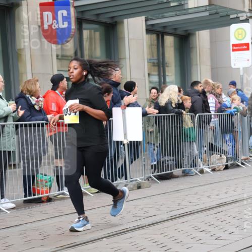 05.10.2025 - 20. swb-Marathon Bremen Strokosch-Dieckow http://msf.ph/oto/9280888 05.10.2025 11:17:54 Ziel 9348, 9465, 9477, 10198, 10575, 10795, 10808, 10994, 11082, 9348, 9465, 9477, 10198, 10575, 10795, 10808, 10994, 11082 meine-sportfotos.de