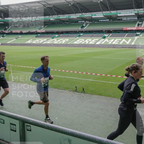 05.10.2025 - 20. swb-Marathon Bremen Michael Burmester http://msf.ph/oto/9280931 05.10.2025 13:04:01 Laufen im Stadion 360, 396, 414, 470, 527, 592, 725, 898, 958, 1019, 1067, 1080, 1084, 1275, 1331, 1336, 1413, 1468, 1469, 1478, 1507, 1514, 1695, 1852, 1914, 1975, 1997, 2016, 2333, 2339, 2375, 2567, 2617, 2696, 3037, 3072, 3313, 3485, 4005, 4053, 4087, 4335, 4453, 4462, 4524, 4528, 4637, 4638, 4651, 4767, 4793, 4803, 4840, 4928, 5043, 5137, 5162, 5212, 5236, 5343, 5410, 5489, 5523, 5832, 5966, 5969, 6011, 6138, 6145, 6287, 6414, 6447, 6529, 6584, 6635, 7607, 227, 375, 2597 meine-sportfotos.de