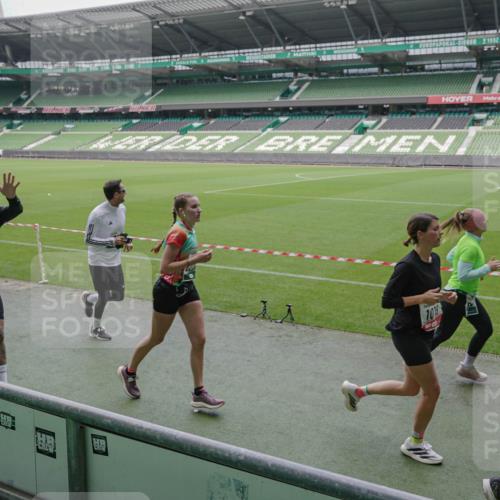 05.10.2025 - 20. swb-Marathon Bremen Michael Burmester http://msf.ph/oto/9280967 05.10.2025 13:04:03 Laufen im Stadion 100, 360, 414, 470, 592, 725, 898, 958, 1019, 1067, 1080, 1084, 1275, 1331, 1336, 1413, 1468, 1478, 1507, 1514, 1695, 1852, 1914, 1975, 1997, 2016, 2333, 2339, 2375, 2567, 2617, 3037, 3072, 3313, 3485, 4005, 4053, 4087, 4335, 4453, 4462, 4524, 4528, 4637, 4638, 4651, 4767, 4793, 4803, 4840, 4928, 5043, 5137, 5162, 5212, 5236, 5343, 5410, 5489, 5523, 5832, 5966, 5969, 6011, 6138, 6145, 6287, 6414, 6447, 6529, 6584, 6635, 7607, 227, 375, 396, 2597 meine-sportfotos.de