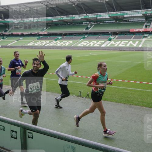 05.10.2025 - 20. swb-Marathon Bremen Michael Burmester http://msf.ph/oto/9280973 05.10.2025 13:04:03 Laufen im Stadion 100, 360, 414, 470, 592, 725, 898, 958, 1019, 1067, 1080, 1084, 1275, 1331, 1336, 1413, 1468, 1478, 1507, 1514, 1695, 1852, 1914, 1975, 1997, 2016, 2333, 2339, 2375, 2567, 2617, 3037, 3072, 3313, 3485, 4005, 4053, 4087, 4335, 4453, 4462, 4524, 4528, 4637, 4638, 4651, 4767, 4793, 4803, 4840, 4928, 5043, 5137, 5162, 5212, 5236, 5343, 5410, 5489, 5523, 5832, 5966, 5969, 6011, 6138, 6145, 6287, 6414, 6447, 6529, 6584, 6635, 7607, 227, 375, 396, 2597 meine-sportfotos.de