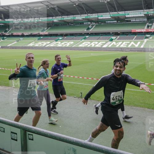 05.10.2025 - 20. swb-Marathon Bremen Michael Burmester http://msf.ph/oto/9280984 05.10.2025 13:04:04 Laufen im Stadion 100, 360, 414, 470, 592, 725, 898, 958, 1019, 1067, 1080, 1084, 1275, 1331, 1336, 1413, 1468, 1478, 1507, 1514, 1695, 1852, 1914, 1975, 1997, 2016, 2333, 2339, 2375, 2567, 2617, 3037, 3072, 3313, 3346, 3485, 4005, 4053, 4087, 4243, 4335, 4453, 4462, 4524, 4528, 4637, 4638, 4651, 4757, 4767, 4793, 4803, 4840, 4928, 5043, 5137, 5162, 5212, 5236, 5343, 5410, 5489, 5523, 5832, 5966, 5969, 6011, 6138, 6145, 6287, 6414, 6447, 6529, 6584, 6635, 227, 375, 396, 2597 meine-sportfotos.de