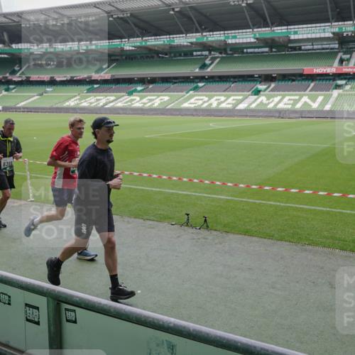 05.10.2025 - 20. swb-Marathon Bremen Michael Burmester http://msf.ph/oto/9280994 05.10.2025 13:04:05 Laufen im Stadion 100, 360, 414, 470, 592, 898, 958, 1019, 1067, 1080, 1084, 1275, 1331, 1336, 1413, 1468, 1478, 1507, 1514, 1695, 1852, 1914, 1975, 1997, 2016, 2333, 2339, 2375, 2567, 2617, 3037, 3072, 3313, 3346, 3485, 4005, 4053, 4087, 4243, 4335, 4453, 4462, 4524, 4528, 4637, 4638, 4651, 4757, 4767, 4793, 4803, 4840, 4928, 5043, 5137, 5162, 5212, 5236, 5343, 5410, 5446, 5489, 5523, 5832, 5966, 5969, 6011, 6138, 6145, 6287, 6414, 6447, 6529, 6584, 6635, 227, 375, 396, 2597 meine-sportfotos.de