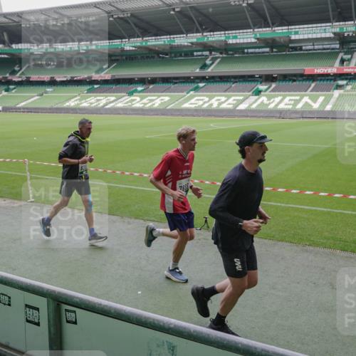 05.10.2025 - 20. swb-Marathon Bremen Michael Burmester http://msf.ph/oto/9281002 05.10.2025 13:04:06 Laufen im Stadion 100, 360, 414, 470, 592, 607, 898, 958, 1012, 1019, 1067, 1080, 1084, 1275, 1331, 1336, 1413, 1468, 1478, 1507, 1514, 1695, 1852, 1914, 1975, 1997, 2016, 2333, 2339, 2375, 2567, 2617, 3037, 3072, 3313, 3346, 3485, 4005, 4053, 4087, 4243, 4335, 4453, 4462, 4524, 4528, 4637, 4638, 4651, 4757, 4767, 4793, 4803, 4840, 4928, 5043, 5137, 5162, 5212, 5236, 5343, 5410, 5446, 5464, 5489, 5523, 5832, 5966, 5969, 6011, 6138, 6145, 6287, 6414, 6447, 6529, 6584, 6635, 227, 375, 396, 2597 meine-sportfotos.de