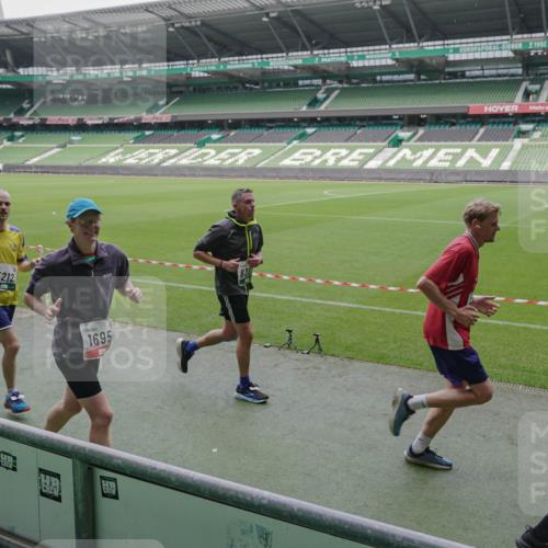 05.10.2025 - 20. swb-Marathon Bremen Michael Burmester http://msf.ph/oto/9281010 05.10.2025 13:04:06 Laufen im Stadion 100, 360, 414, 470, 592, 607, 898, 958, 1012, 1019, 1067, 1080, 1084, 1275, 1331, 1336, 1413, 1468, 1478, 1507, 1514, 1695, 1852, 1914, 1975, 1997, 2016, 2333, 2339, 2375, 2567, 2617, 3037, 3072, 3313, 3346, 3485, 4005, 4053, 4087, 4243, 4335, 4453, 4462, 4524, 4528, 4637, 4638, 4651, 4757, 4767, 4793, 4803, 4840, 4928, 5043, 5137, 5162, 5212, 5236, 5343, 5410, 5446, 5464, 5489, 5523, 5832, 5966, 5969, 6011, 6138, 6145, 6287, 6414, 6447, 6529, 6584, 6635, 227, 375, 396, 2597 meine-sportfotos.de