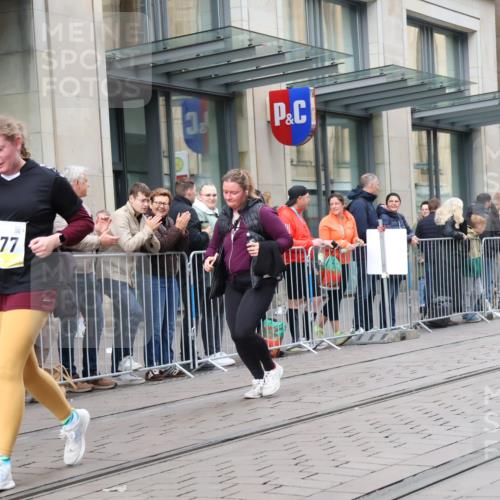 05.10.2025 - 20. swb-Marathon Bremen Strokosch-Dieckow http://msf.ph/oto/9281023 05.10.2025 11:18:00 Ziel 9348, 9465, 9477, 10198, 10575, 10795, 10994, 11043, 9348, 9465, 9477, 10198, 10575, 10795, 10994, 11043 meine-sportfotos.de