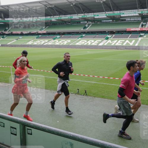 05.10.2025 - 20. swb-Marathon Bremen Michael Burmester http://msf.ph/oto/9281036 05.10.2025 13:04:10 Laufen im Stadion 100, 360, 414, 470, 592, 607, 898, 958, 1012, 1019, 1067, 1080, 1084, 1275, 1331, 1336, 1413, 1468, 1478, 1514, 1695, 1852, 1914, 1975, 1997, 2016, 2086, 2333, 2339, 2375, 2567, 2617, 3037, 3072, 3346, 3485, 4005, 4053, 4087, 4243, 4335, 4453, 4462, 4524, 4528, 4637, 4638, 4651, 4757, 4793, 4803, 4840, 4928, 5043, 5137, 5162, 5212, 5236, 5343, 5410, 5446, 5464, 5489, 5523, 5832, 5966, 5969, 6011, 6145, 6287, 6414, 6447, 6529, 6584, 6635, 227, 375, 396, 2597 meine-sportfotos.de