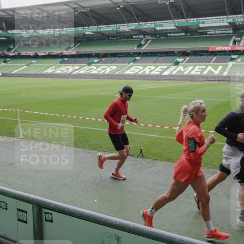 05.10.2025 - 20. swb-Marathon Bremen Michael Burmester http://msf.ph/oto/9281047 05.10.2025 13:04:10 Laufen im Stadion 100, 360, 414, 470, 592, 607, 898, 958, 1012, 1019, 1067, 1080, 1084, 1275, 1331, 1336, 1413, 1468, 1478, 1514, 1695, 1852, 1914, 1975, 1997, 2016, 2086, 2333, 2339, 2375, 2567, 2617, 3037, 3072, 3346, 3485, 4005, 4053, 4087, 4243, 4335, 4453, 4462, 4524, 4528, 4637, 4638, 4651, 4757, 4793, 4803, 4840, 4928, 5043, 5137, 5162, 5212, 5236, 5343, 5410, 5446, 5464, 5489, 5523, 5832, 5966, 5969, 6011, 6145, 6287, 6414, 6447, 6529, 6584, 6635, 227, 375, 396, 2597 meine-sportfotos.de
