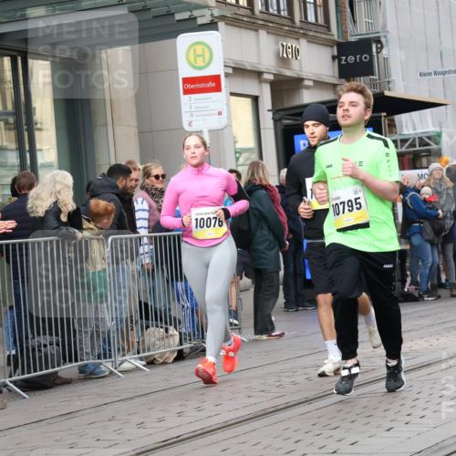 05.10.2025 - 20. swb-Marathon Bremen Strokosch-Dieckow http://msf.ph/oto/9281058 05.10.2025 11:18:05 Ziel 9348, 9465, 9477, 10076, 10198, 10472, 10575, 10795, 10994, 11043, 11690, 9348, 9465, 9477, 10076, 10198, 10472, 10575, 10795, 10994, 11043, 11690 meine-sportfotos.de