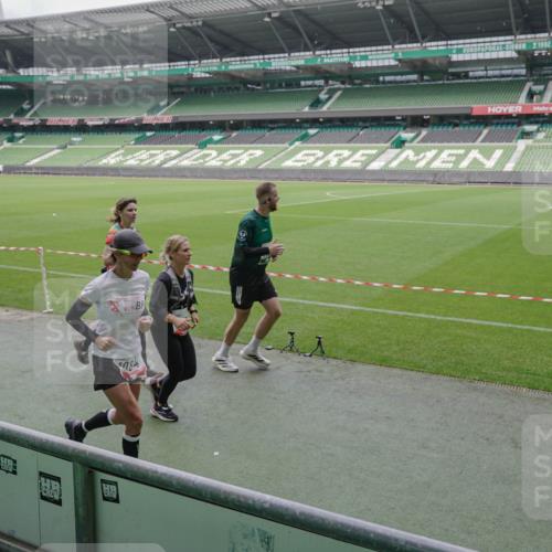 05.10.2025 - 20. swb-Marathon Bremen Michael Burmester http://msf.ph/oto/9281065 05.10.2025 13:04:15 Laufen im Stadion 100, 360, 414, 470, 592, 607, 898, 958, 1012, 1019, 1080, 1084, 1331, 1336, 1413, 1468, 1478, 1514, 1695, 1852, 1914, 1975, 1997, 2016, 2086, 2333, 2567, 2617, 2989, 3037, 3072, 3346, 3485, 4005, 4053, 4087, 4243, 4244, 4335, 4453, 4462, 4501, 4524, 4528, 4627, 4637, 4638, 4651, 4757, 4793, 4803, 4840, 4928, 5043, 5082, 5137, 5162, 5212, 5236, 5247, 5343, 5446, 5464, 5489, 5523, 5832, 5966, 5969, 6011, 6145, 6287, 6414, 6447, 6529, 6584, 6635, 396, 2597 meine-sportfotos.de