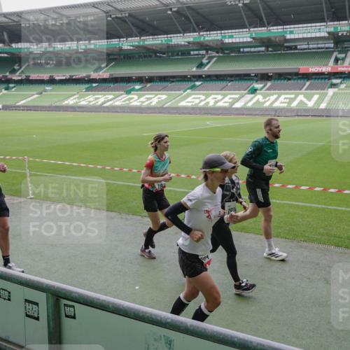 05.10.2025 - 20. swb-Marathon Bremen Michael Burmester http://msf.ph/oto/9281070 05.10.2025 13:04:16 Laufen im Stadion 100, 360, 414, 470, 490, 592, 607, 898, 958, 1012, 1019, 1080, 1084, 1336, 1413, 1468, 1478, 1514, 1695, 1852, 1914, 1975, 1997, 2016, 2086, 2333, 2567, 2617, 2989, 3037, 3072, 3346, 3483, 3485, 3901, 4001, 4005, 4053, 4087, 4243, 4244, 4335, 4453, 4462, 4501, 4524, 4528, 4627, 4637, 4638, 4651, 4757, 4793, 4803, 4840, 4928, 5043, 5082, 5137, 5162, 5212, 5236, 5247, 5343, 5446, 5464, 5489, 5832, 5966, 5969, 6011, 6145, 6287, 6414, 6447, 6529, 6584, 6635, 396, 2597 meine-sportfotos.de