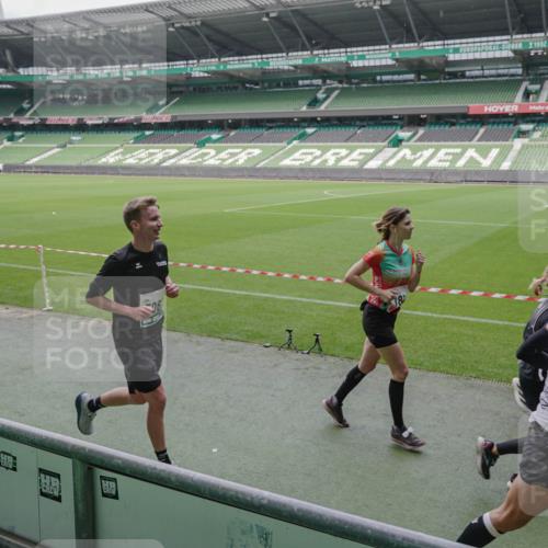 05.10.2025 - 20. swb-Marathon Bremen Michael Burmester http://msf.ph/oto/9281080 05.10.2025 13:04:16 Laufen im Stadion 100, 360, 414, 470, 490, 592, 607, 898, 958, 1012, 1019, 1080, 1084, 1336, 1413, 1468, 1478, 1514, 1695, 1852, 1914, 1975, 1997, 2016, 2086, 2333, 2567, 2617, 2989, 3037, 3072, 3346, 3483, 3485, 3901, 4001, 4005, 4053, 4087, 4243, 4244, 4335, 4453, 4462, 4501, 4524, 4528, 4627, 4637, 4638, 4651, 4757, 4793, 4803, 4840, 4928, 5043, 5082, 5137, 5162, 5212, 5236, 5247, 5343, 5446, 5464, 5489, 5832, 5966, 5969, 6011, 6145, 6287, 6414, 6447, 6529, 6584, 6635, 396, 2597 meine-sportfotos.de
