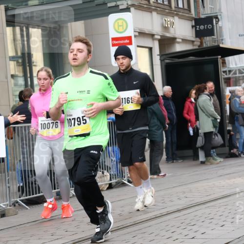 05.10.2025 - 20. swb-Marathon Bremen Strokosch-Dieckow http://msf.ph/oto/9281105 05.10.2025 11:18:06 Ziel 9348, 9465, 9477, 10076, 10198, 10472, 10575, 10795, 10994, 11043, 11690, 9348, 9465, 9477, 10076, 10198, 10472, 10575, 10795, 10994, 11043, 11690 meine-sportfotos.de