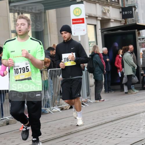 05.10.2025 - 20. swb-Marathon Bremen Strokosch-Dieckow http://msf.ph/oto/9281112 05.10.2025 11:18:07 Ziel 9348, 9465, 9477, 10076, 10198, 10472, 10575, 10795, 10994, 11043, 11690, 9348, 9465, 9477, 10076, 10198, 10472, 10575, 10795, 10994, 11043, 11690 meine-sportfotos.de