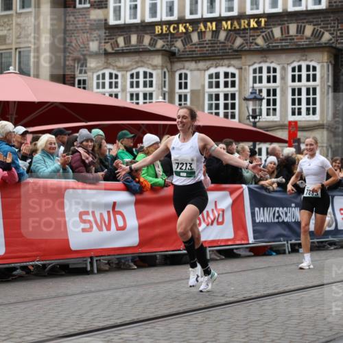 05.10.2025 - 20. swb-Marathon Bremen Yannick Fuchs http://msf.ph/oto/9281120 05.10.2025 12:55:20 Ziel 1231, 7213, 7883 meine-sportfotos.de