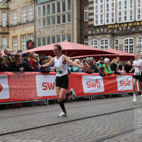 05.10.2025 - 20. swb-Marathon Bremen Yannick Fuchs http://msf.ph/oto/9281136 05.10.2025 12:55:20 Ziel 1231, 7213, 7883 meine-sportfotos.de