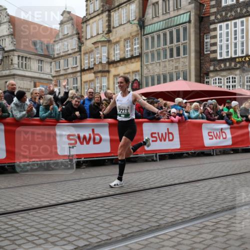 05.10.2025 - 20. swb-Marathon Bremen Yannick Fuchs http://msf.ph/oto/9281144 05.10.2025 12:55:21 Ziel 235, 7213, 7883 meine-sportfotos.de