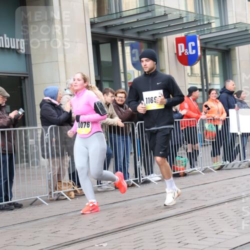05.10.2025 - 20. swb-Marathon Bremen Strokosch-Dieckow http://msf.ph/oto/9281147 05.10.2025 11:18:09 Ziel 9348, 10076, 10198, 10472, 10795, 10994, 11043, 11690, 9348, 10076, 10198, 10472, 10795, 10994, 11043, 11690 meine-sportfotos.de