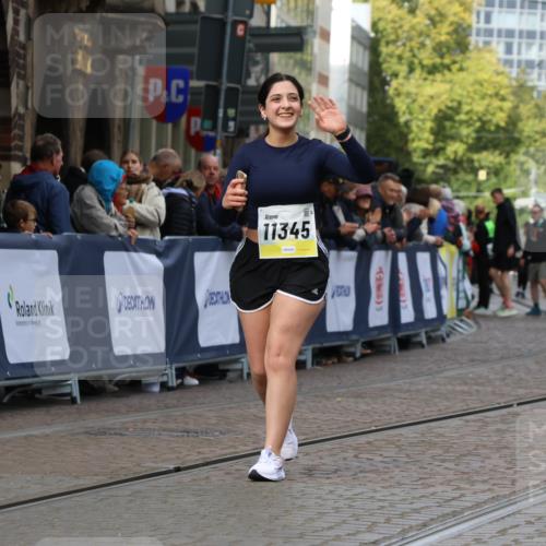 05.10.2025 - 20. swb-Marathon Bremen Strokosch-Dieckow http://msf.ph/oto/9281152 05.10.2025 11:14:52 Ziel 9303, 11345, 11448, 11607 meine-sportfotos.de