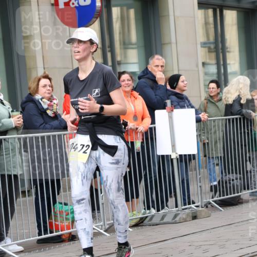 05.10.2025 - 20. swb-Marathon Bremen Strokosch-Dieckow http://msf.ph/oto/9281163 05.10.2025 11:18:12 Ziel 10076, 10198, 10472, 10795, 11043, 11480, 11690, 10076, 10198, 10472, 10795, 11043, 11480, 11690 meine-sportfotos.de