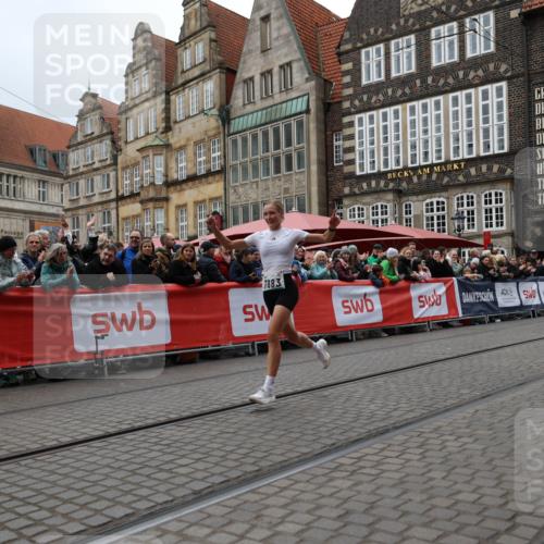 05.10.2025 - 20. swb-Marathon Bremen Yannick Fuchs http://msf.ph/oto/9281181 05.10.2025 12:55:21 Ziel 235, 7213, 7883 meine-sportfotos.de