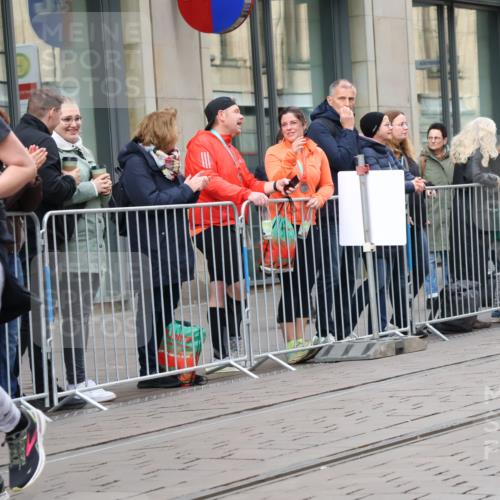05.10.2025 - 20. swb-Marathon Bremen Strokosch-Dieckow http://msf.ph/oto/9281187 05.10.2025 11:18:13 Ziel 10076, 10472, 10795, 11043, 11480, 11690, 10076, 10472, 10795, 11043, 11480, 11690 meine-sportfotos.de