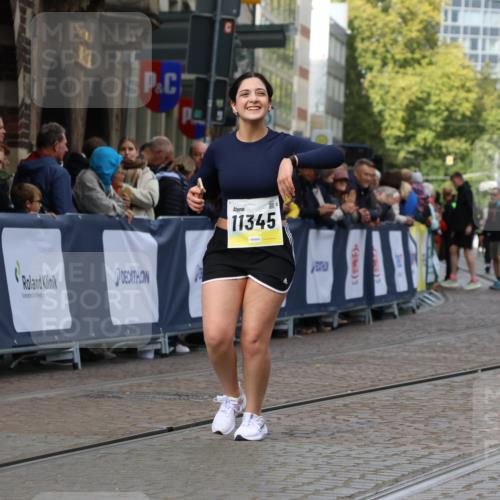 05.10.2025 - 20. swb-Marathon Bremen Strokosch-Dieckow http://msf.ph/oto/9281193 05.10.2025 11:14:52 Ziel 9303, 11345, 11448, 11607 meine-sportfotos.de
