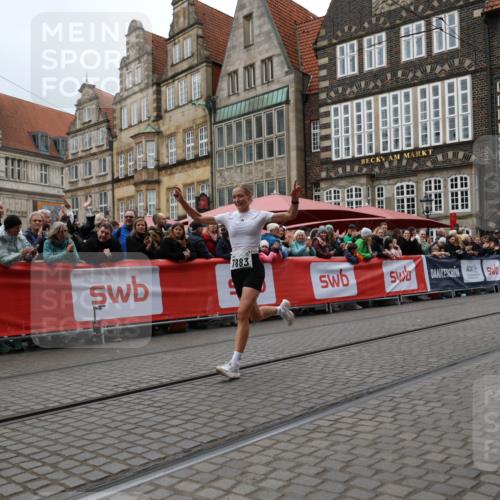 05.10.2025 - 20. swb-Marathon Bremen Yannick Fuchs http://msf.ph/oto/9281194 05.10.2025 12:55:22 Ziel 235, 7213, 7883 meine-sportfotos.de