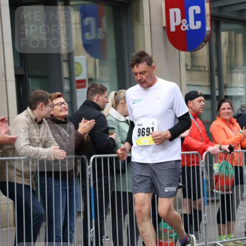 05.10.2025 - 20. swb-Marathon Bremen Strokosch-Dieckow http://msf.ph/oto/9281196 05.10.2025 11:18:28 Ziel 9691, 10472, 11480, 11625, 9691, 10472, 11480, 11625 meine-sportfotos.de